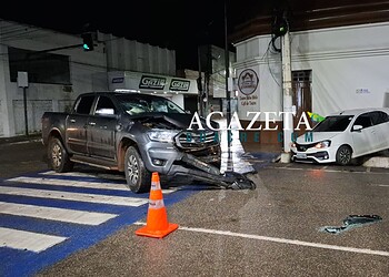 Carro é lançado contra Memorial dos Autonomistas após colisão no Centro de Rio Branco