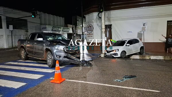 Carro é lançado contra Memorial dos Autonomistas após colisão no Centro de Rio Branco