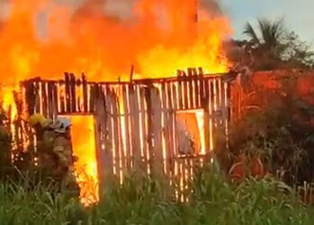 Incêndio destrói casa abandonada no bairro Cadeia Velha, em Rio Branco 3 Incêndio destrói casa abandonada no bairro Cadeia Velha, em Rio Branco