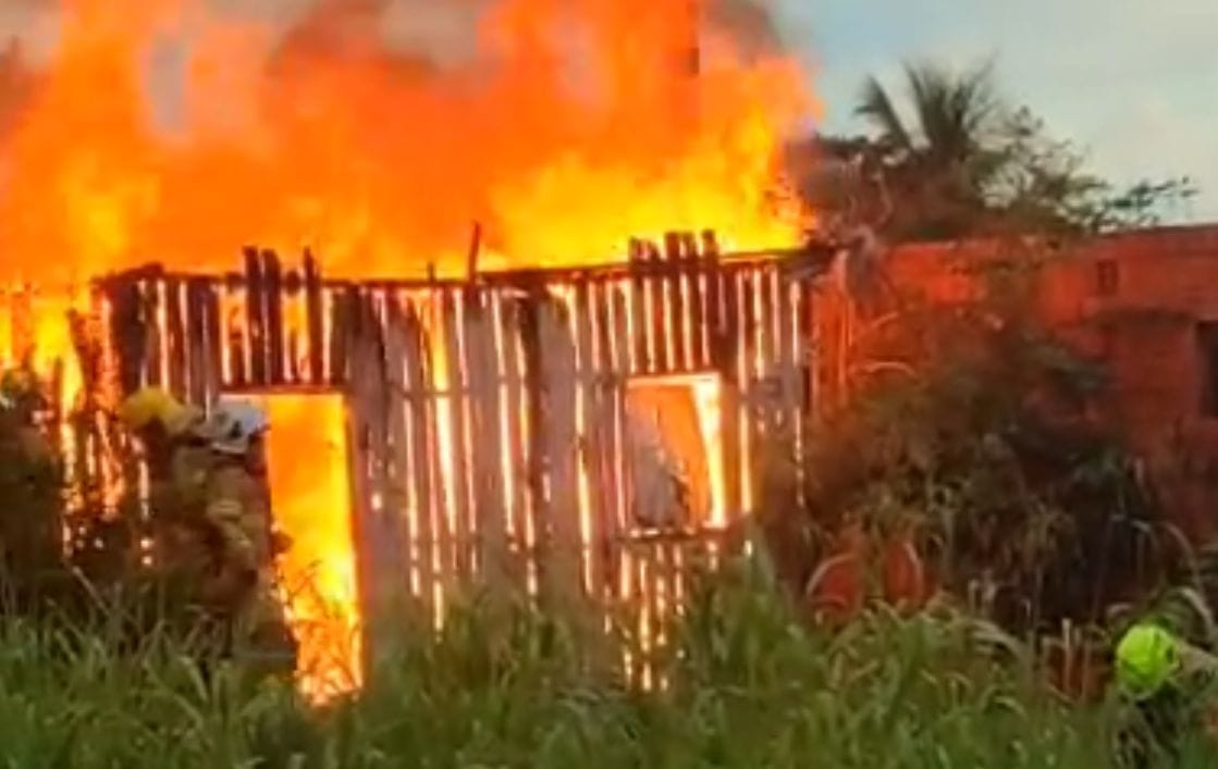 Incêndio destrói casa abandonada no bairro Cadeia Velha, em Rio Branco