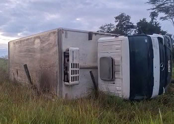 Caminhão tomba em curva da BR-317 durante chuva no interior do Acre