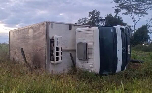Caminhão tomba em curva da BR-317 durante chuva no interior do Acre