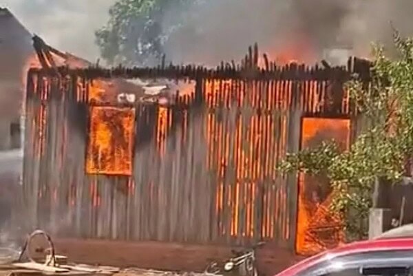 Incêndio destrói casa de casal no Acre e mobiliza campanha solidária