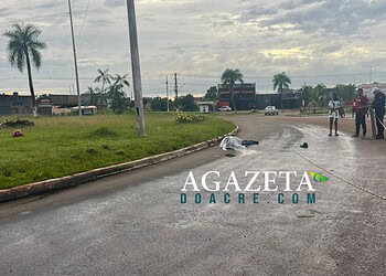 Motociclista de 21 anos morre após perder controle e bater em rotatória na Amadeo Barbosa