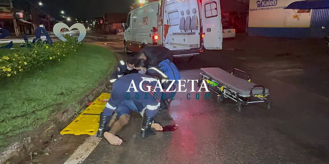 Motociclista sofre traumatismo craniano gravíssimo após perder controle e bater em rotatória em Rio Branco