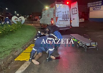 Motociclista sofre traumatismo craniano gravíssimo após perder controle e bater em rotatória em Rio Branco