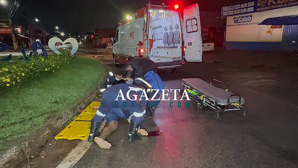 Motociclista sofre traumatismo craniano gravíssimo após perder controle e bater em rotatória em Rio Branco