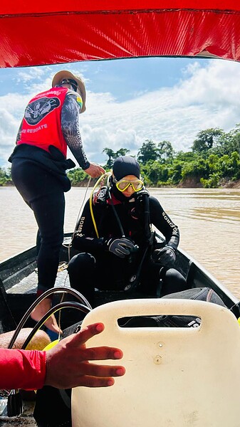 Bombeiros fazem buscas há três dias por indígena desaparecido após naufrágio em rio no Acre