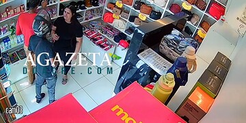 VÍDEO: Dupla armada finge ser cliente e assalta loja em estacionamento de supermercado no Aviário