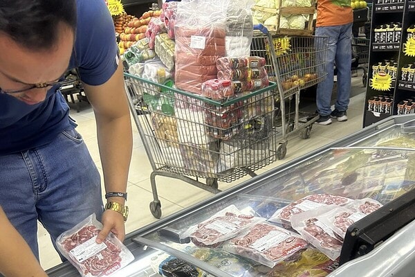 Quase duas toneladas de alimentos estragados são apreendidas em supermercados durante fiscalização no Acre