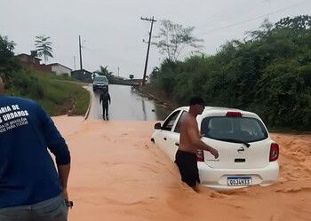VÍDEO: Chuva intensa provoca alagamentos e transtornos em Brasiléia na tarde desta terça-feira 2 Em apenas uma hora, município registrou volume de chuva previsto para dez dias - Foto: Reprodução