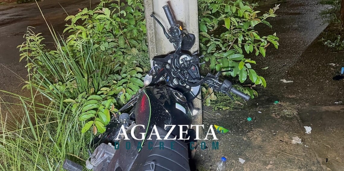 Motociclista monitorado por tornozeleira fica gravemente ferido após bater em poste na Cidade do Povo