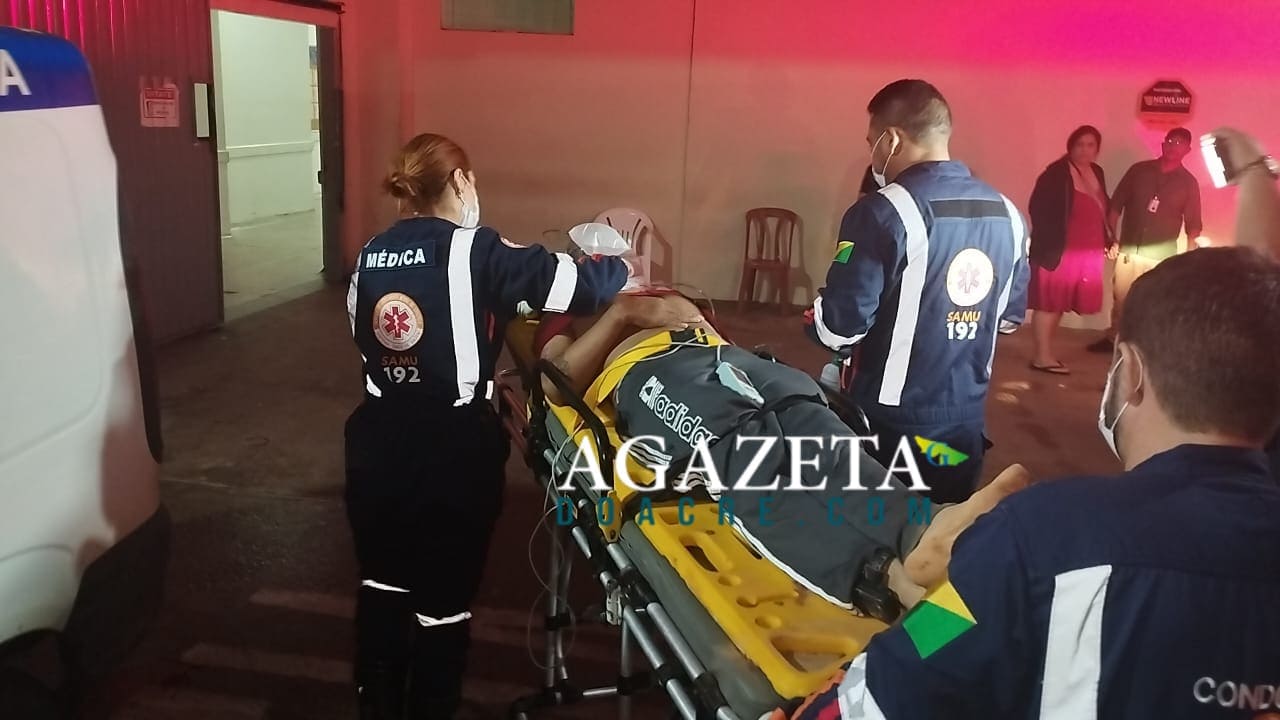 Motociclista monitorado por tornozeleira fica gravemente ferido após bater em poste na Cidade do Povo