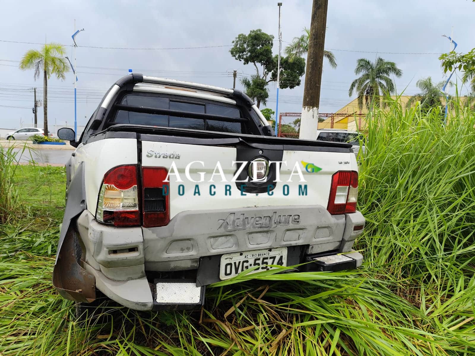Colisão entre carros causa interdição parcial da Via Chico Mendes durante chuva em Rio Branco
