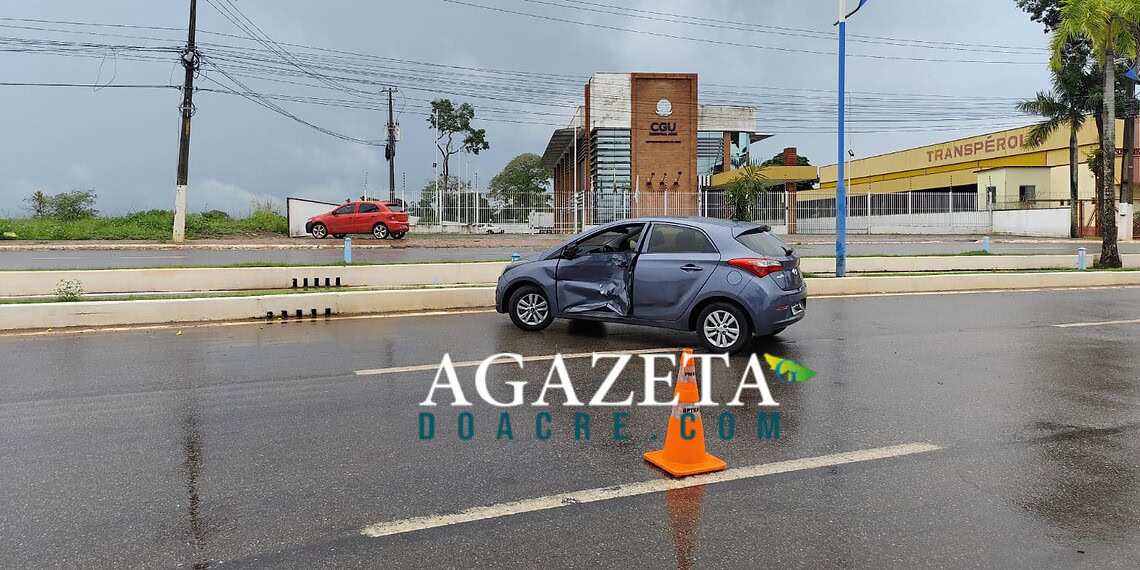 Colisão entre carros causa interdição parcial da Via Chico Mendes durante chuva em Rio Branco