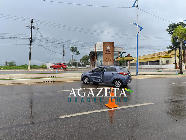 Colisão entre carros causa interdição parcial da Via Chico Mendes durante chuva em Rio Branco