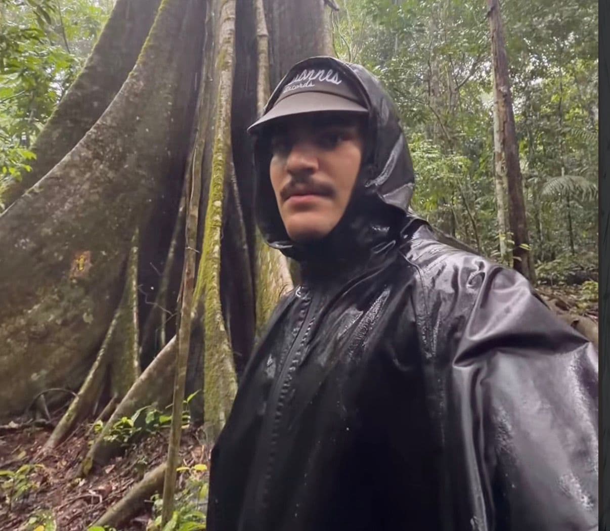 VÍDEO: Influenciador Lactea visita Xapuri e se impressiona com a Floresta Amazônica durante passagem pelo Acre