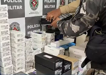 Celulares apreendidos pela polícia em João Pessoa com dupla — Foto: Reprodução/TV Cabo Branco