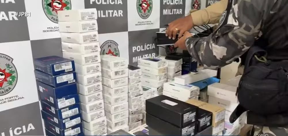 Acreanos são presos com mais de 170 celulares furtados avaliados em R$ 500 mil na Paraíba 1 Celulares apreendidos pela polícia em João Pessoa com dupla — Foto: Reprodução/TV Cabo Branco