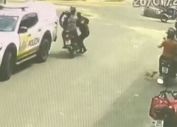 Motociclista ignora blitz, atropela policial e acaba detido em Cruzeiro do Sul; VÍDEO