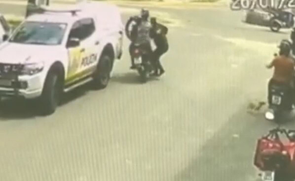 Motociclista ignora blitz, atropela policial e acaba detido em Cruzeiro do Sul; VÍDEO