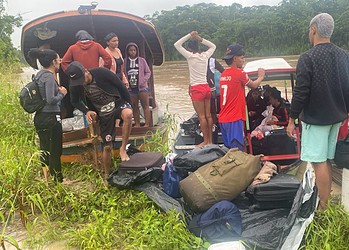 Naufrágio de embarcação com jogadores a caminho de torneio deixa um desaparecido no interior do Acre 2 Acidente ocorreu na Comunidade Tabocau, a cerca de 3h do Jordão - Foto: Reprodução