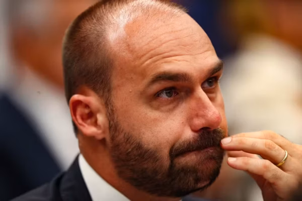 Escrivão da PF, Eduardo Bolsonaro é chamado de volta ao cargo e pode ser punido se faltar trabalho
