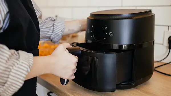 Nunca faça isso ao limpar sua air fryer; veja dicas para não danificar