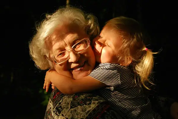 Além do afeto: cuidar dos netos protege o cérebro, diz estudo