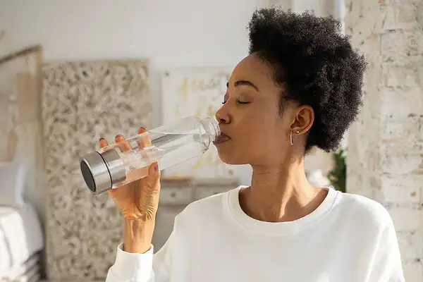 Saiba a quantidade ideal de água que você deve tomar logo após acordar