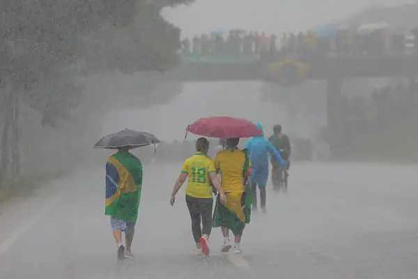 Internados no Hran após queda de raio em ato de Nikolas têm alta