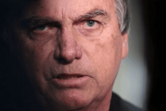 Defesa de Bolsonaro pede redução de pena por meio de programa de incentivo à leitura 1 O ex-chefe do Executivo foi condenado a 27 anos e 3 meses de prisão no processo que apurou a articulação golpista contra o resultado das eleições - (crédito: Tânia Rêgo/Agência Brasil)