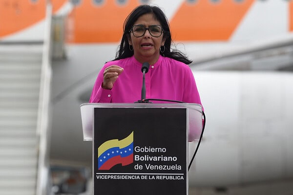 Forças Armadas reconhecem vice de Maduro como presidente