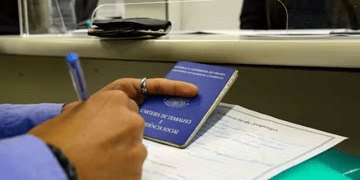 Carteira de trabalho — Foto: Gilson Abreu/AEN