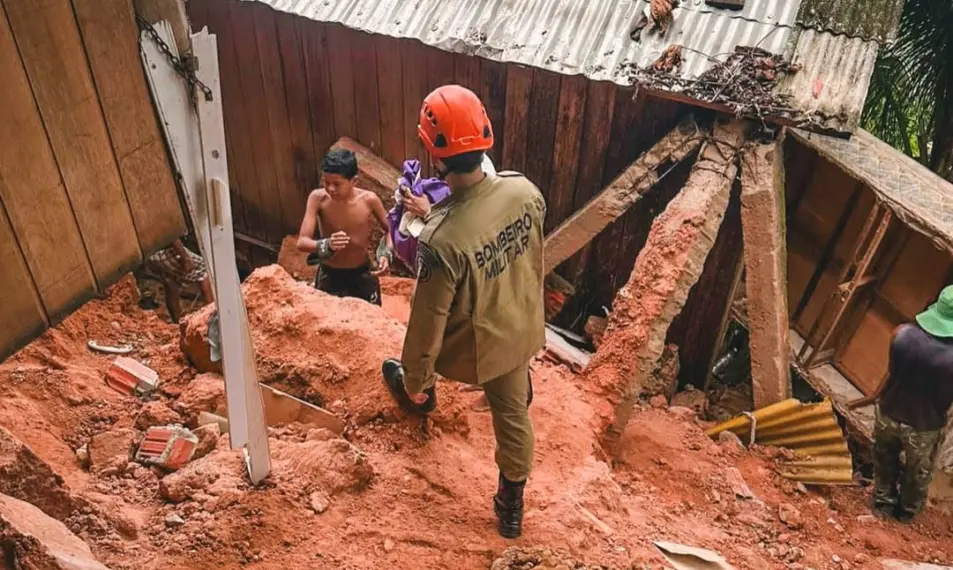 Casa é interditada após deslizamento de terra comprometer estrutura em Cruzeiro do Sul 1 Além da atuação dos bombeiros no resgate, a Defesa Civil municipal também atuou no local. Foto: Reprodução/Redes Sociais