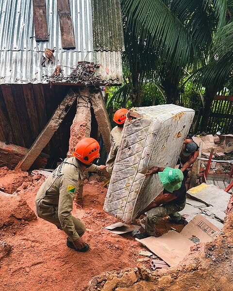 Casa é interditada após deslizamento de terra comprometer estrutura em Cruzeiro do Sul 2 Casa é interditada após deslizamento de terra comprometer estrutura em Cruzeiro do Sul