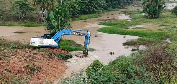 Obras de desobstrução de bueiro na AC-405 buscam evitar novos alagamentos em Cruzeiro do Sul