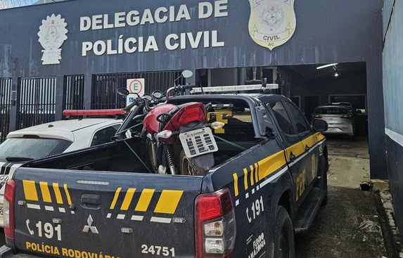 Motocicleta com sinais de adulteração é apreendida pela PRF na BR-364, no Acre 1 Motocicleta com sinais de adulteração é apreendida pela PRF na BR-364, no Acre