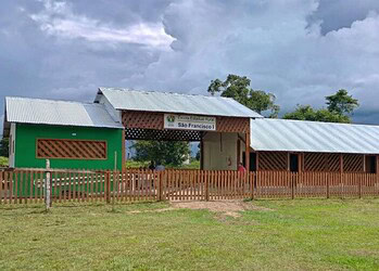 Localizada às margens do Rio Purus, a unidade atende alunos do ensino fundamental, EJA e ensino médio, garantindo acesso à educação em área de difícil acesso. Foto: cedida