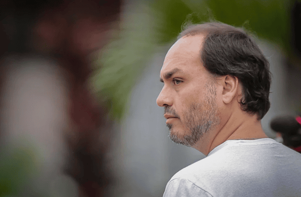 Após visita, Carlos chama de “inacreditável” prisão do pai com detentos perigosos