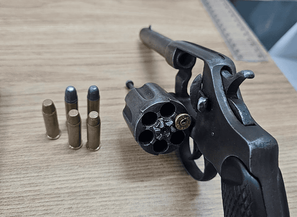 Homem é preso no Acre após ameaçar companheira com revólver durante briga