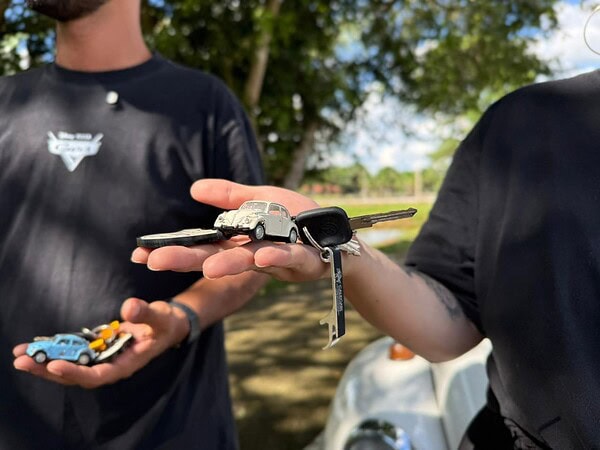Unidos pelo Fusca: casal transforma paixão por carros antigos em história de amor