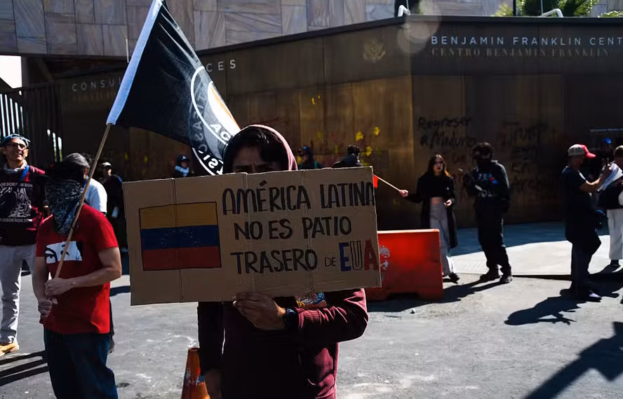 Depois de Maduro, quatro futuros possíveis para a Venezuela 1 Manifestantes durante um protesto na Cidade do México, México, no sábado, 3 de janeiro de 2026. O presidente Nicolás Maduro foi indiciado nos EUA após ser capturado e retirado da Venezuela, na sequência de uma série de ataques aéreos que representam uma escalada extraordinária na campanha de meses do governo Trump contra o país — Foto: Mayolo Lopez Gutierrez/Bloomberg via Getty Images