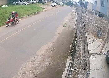 Câmeras registram assalto contra entregador no Aviário. VÍDEO