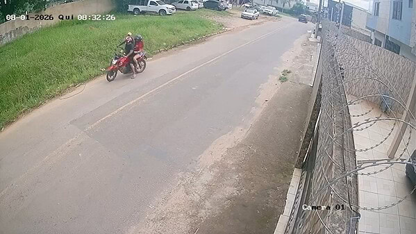 Câmeras registram assalto contra entregador no Aviário. VÍDEO