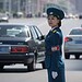 Ditador da Coreia do Norte proíbe carros sujos de entrarem na capital do país, diz site 8 Policial em avenida de Pyongyang, Coreia do Norte — Foto: AFP