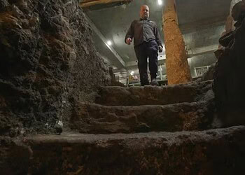 Quatro degraus levam a um mikveh do período do Segundo Templo — Foto: Autoridade de Antiguidades de Israel/Emil Aljam, Ari Levy