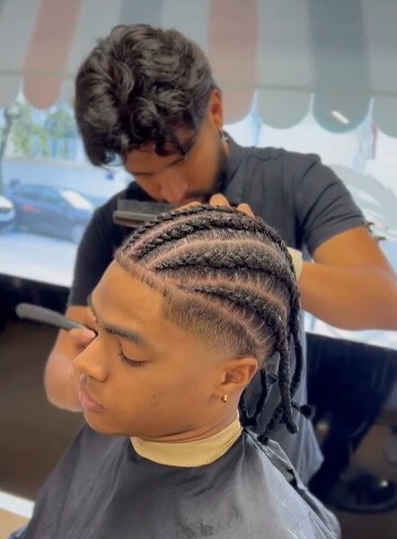 Barbeiro acreano é destaque em Portugal e conquista confiança de jogadores profissionais