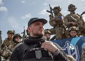 Rússia paga recompensa de R$ 2,7 milhões pela morte de 'traidor', mas descobre ter caído em golpe: ele está vivo 2 Denis Kapustin (ao centro) — Foto: Reprodução