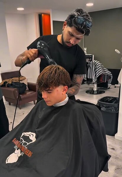 Barbeiro acreano é destaque em Portugal e conquista confiança de jogadores profissionais